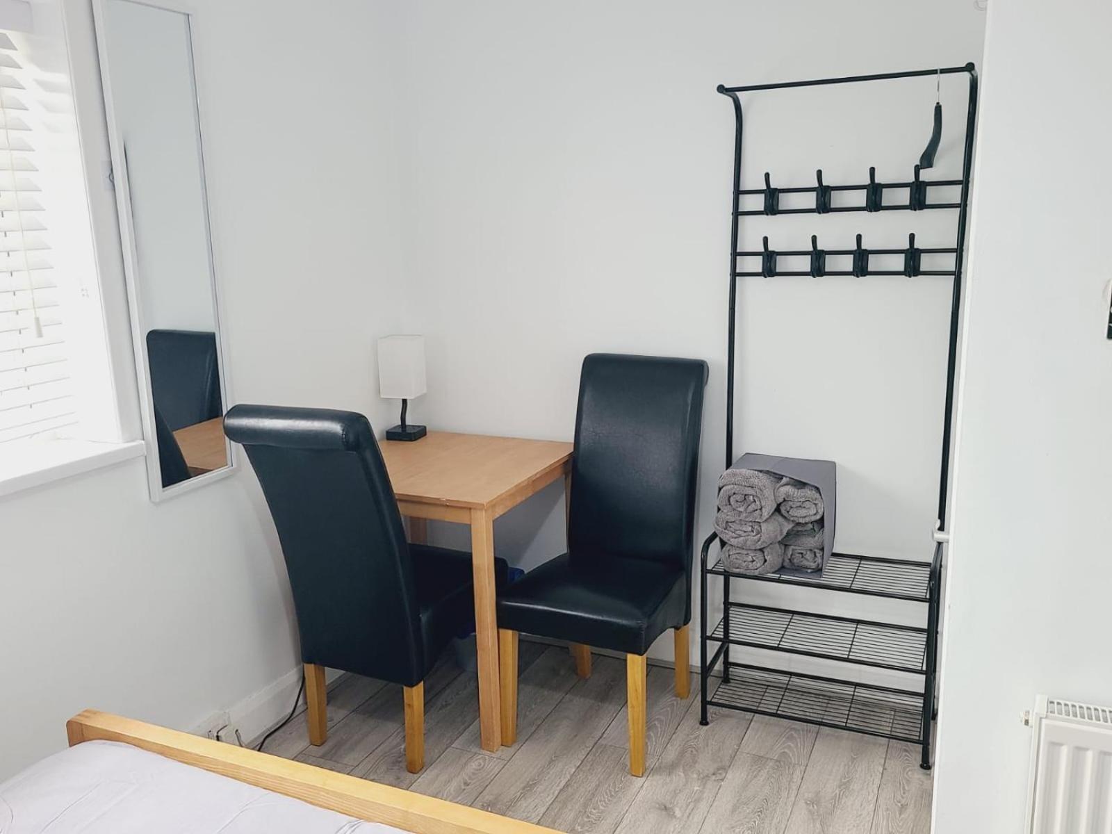 Roomz-Gatwick-London-Airport Parking-Travel Service Ifield Exterior foto